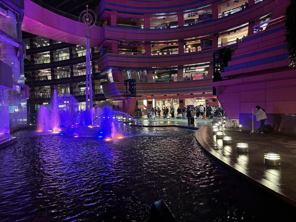 Canal City Hakata contemporary evening water-court scene