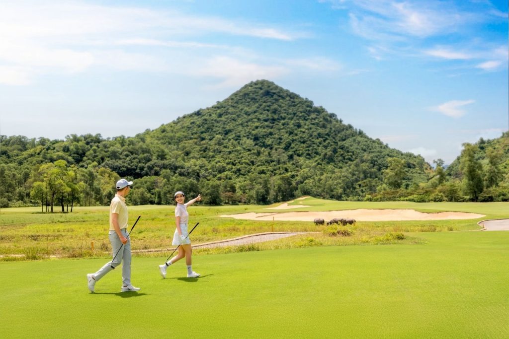 라구나 골프 랑코 코스를 걷는 골퍼