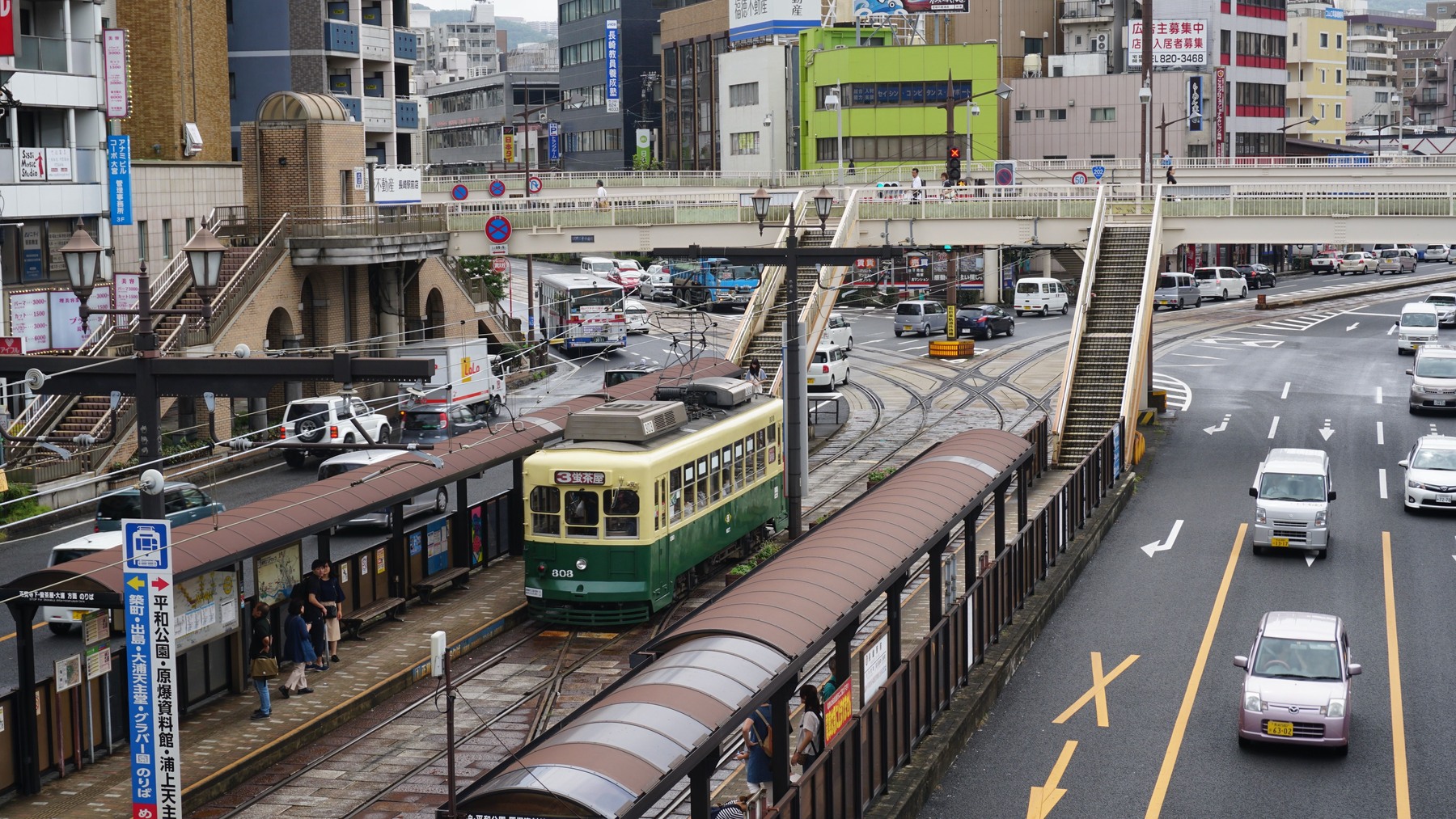나가사키 도심을 달리는 노면전차