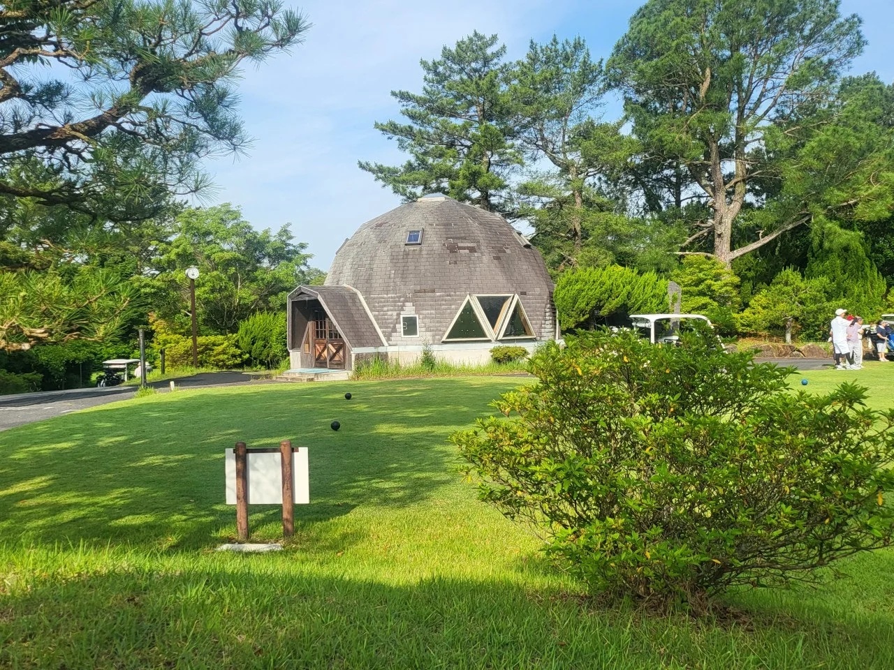 초요 컨트리클럽 클럽하우스 외관과 진입 공간