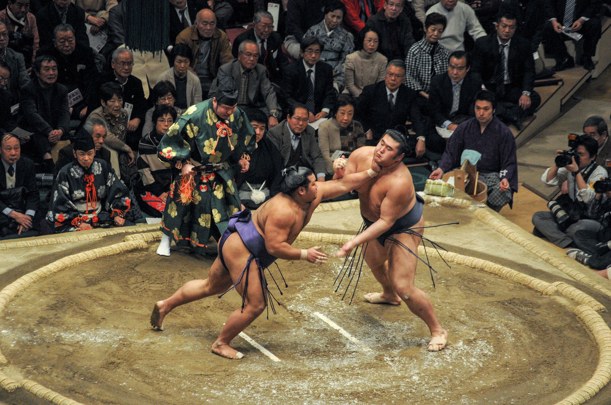 일본 스모 경기의 도효와 관중석