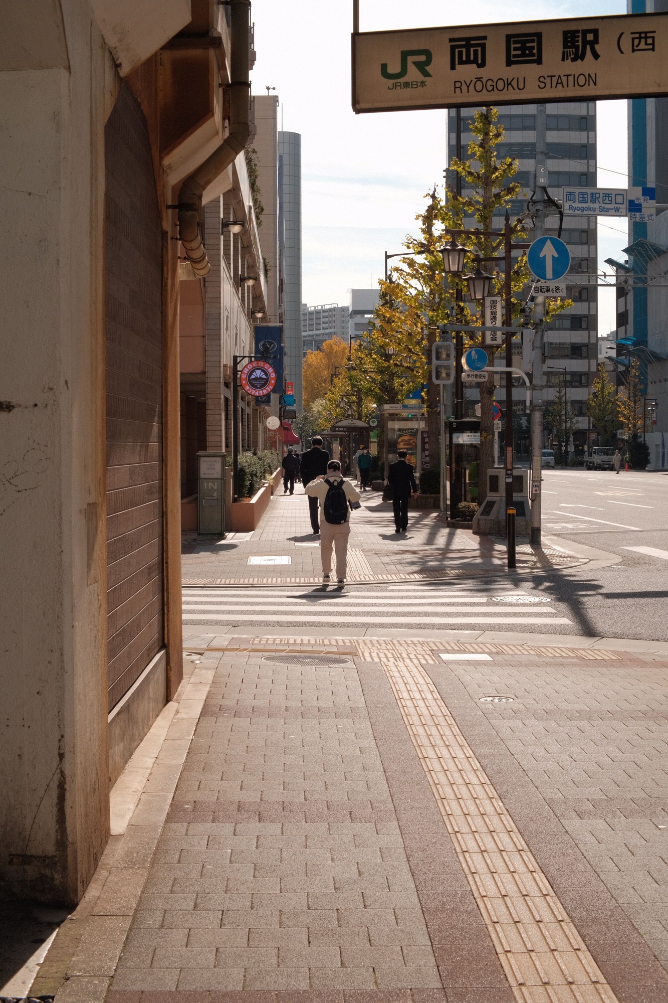 맑은 날 료고쿠역 인근 보행로