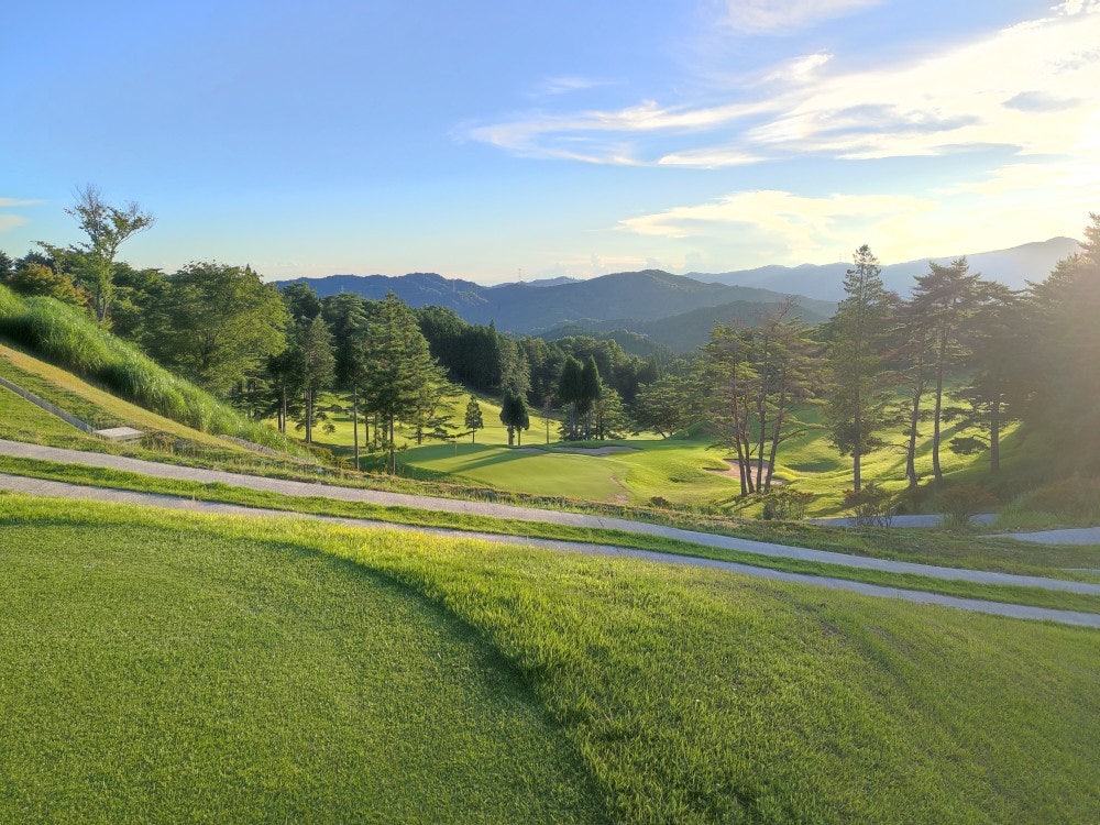 HK치구사CC 산 능선을 바라보는 페어웨이