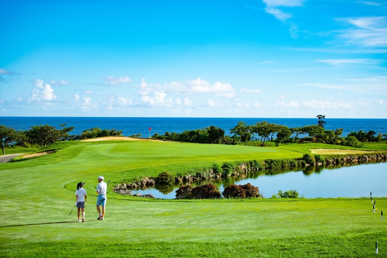 미야코지마 해안 골프 코스의 연못과 페어웨이