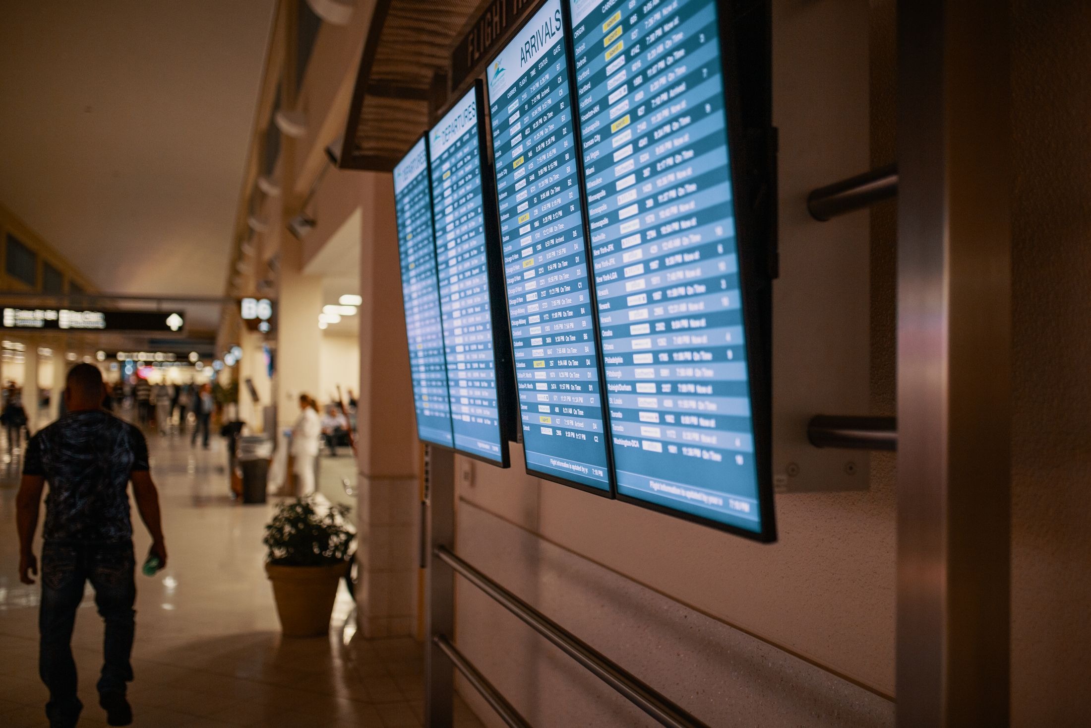 공항 복도의 항공편 출발 안내 화면