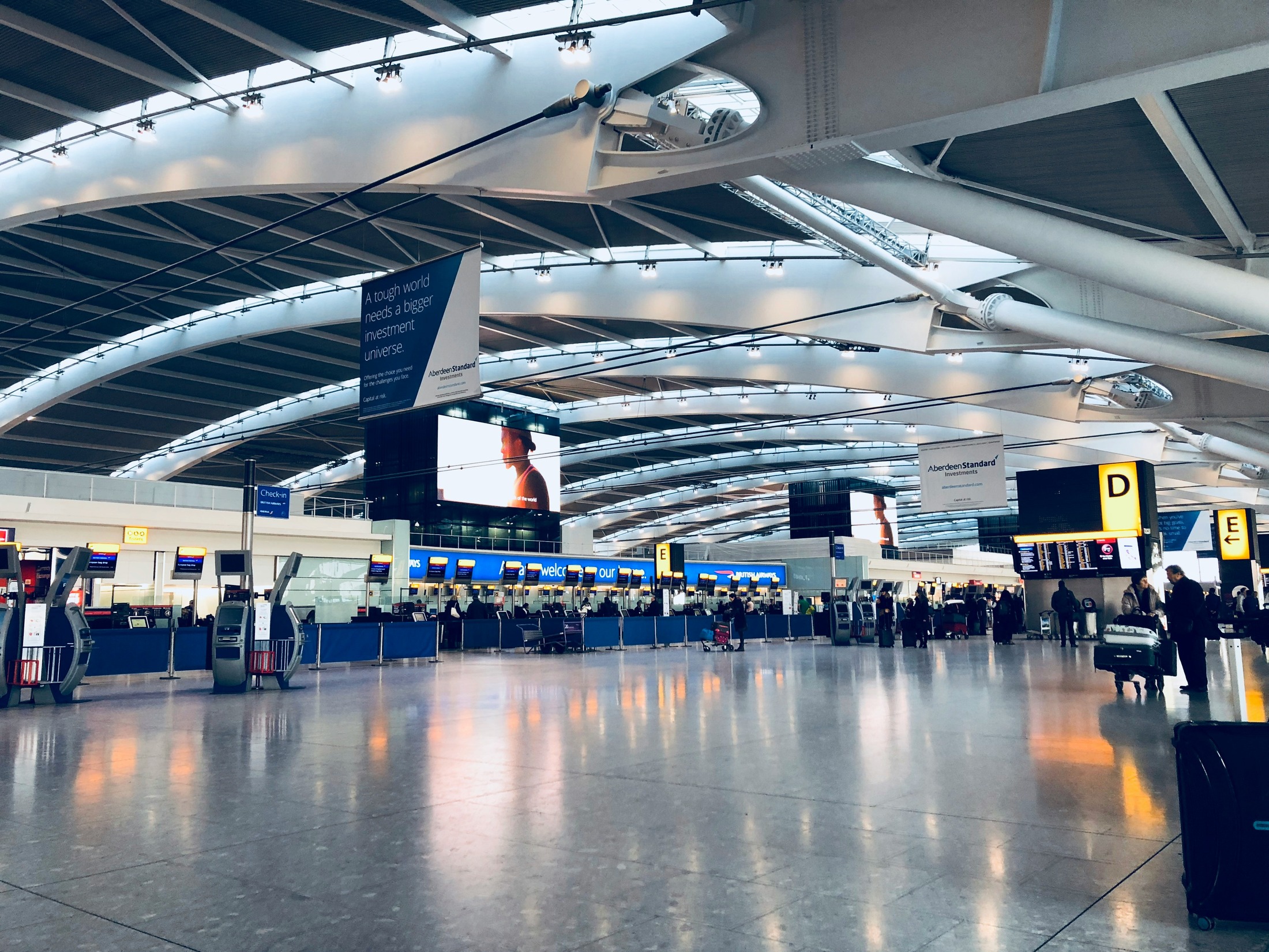 항공편 안내 화면이 설치된 국제공항 출국장