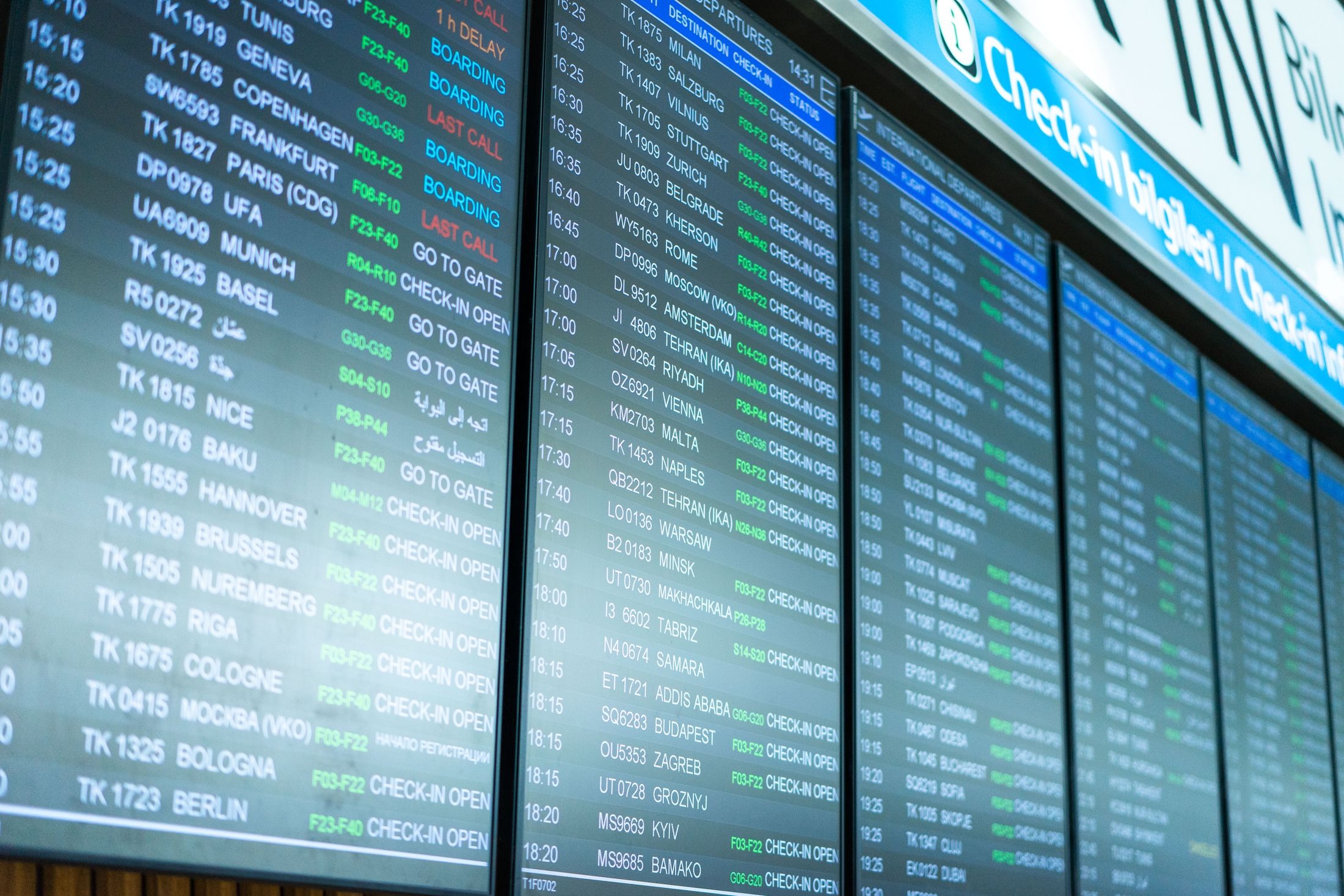 여러 국제선 운항편이 표시된 공항 전광판
