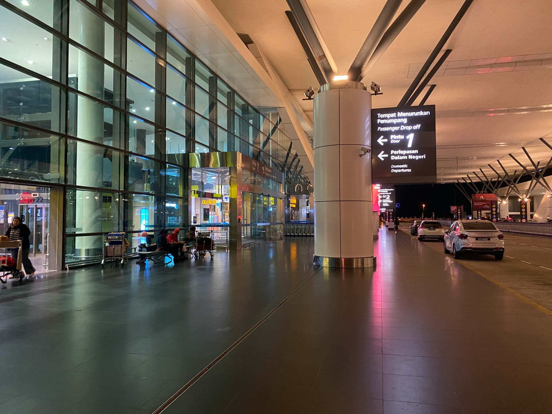 출발 안내판이 있는 국제공항 터미널