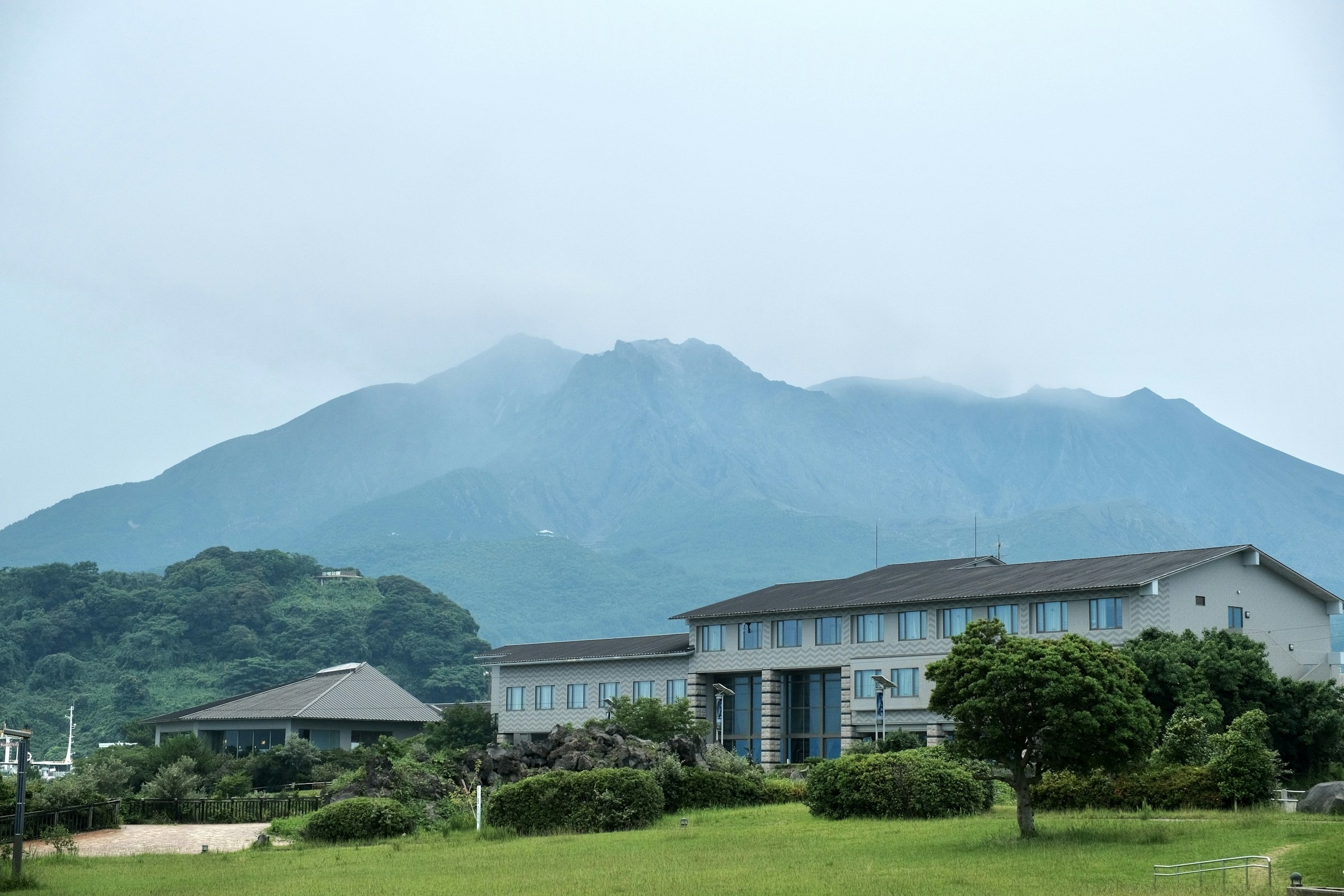 가고시마의 산을 배경으로 한 건물