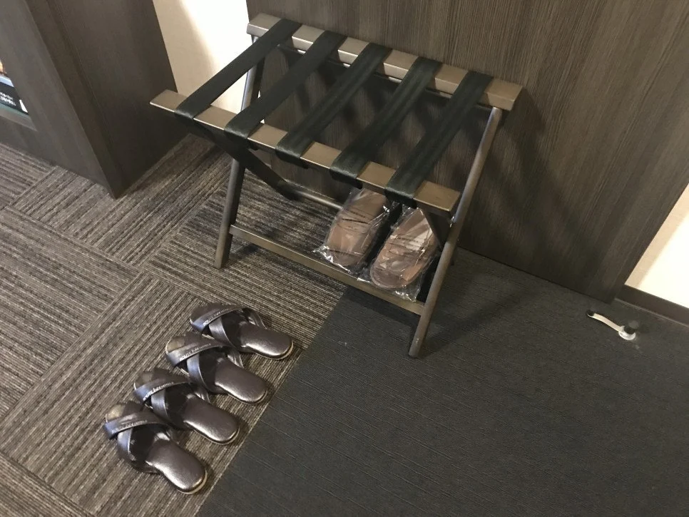 호텔 루트인 우베 객실 입구 짐 선반과 슬리퍼