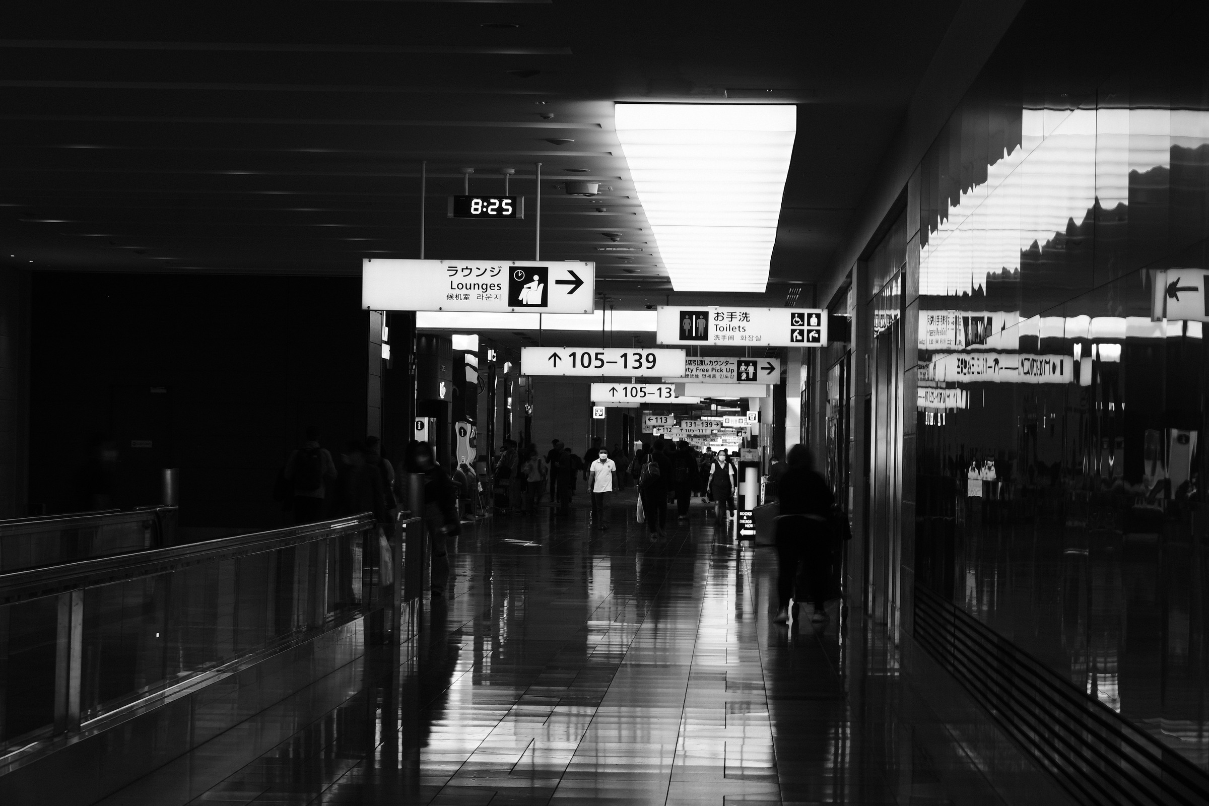 하네다공항 철도 연결 구역을 이동하는 여행객