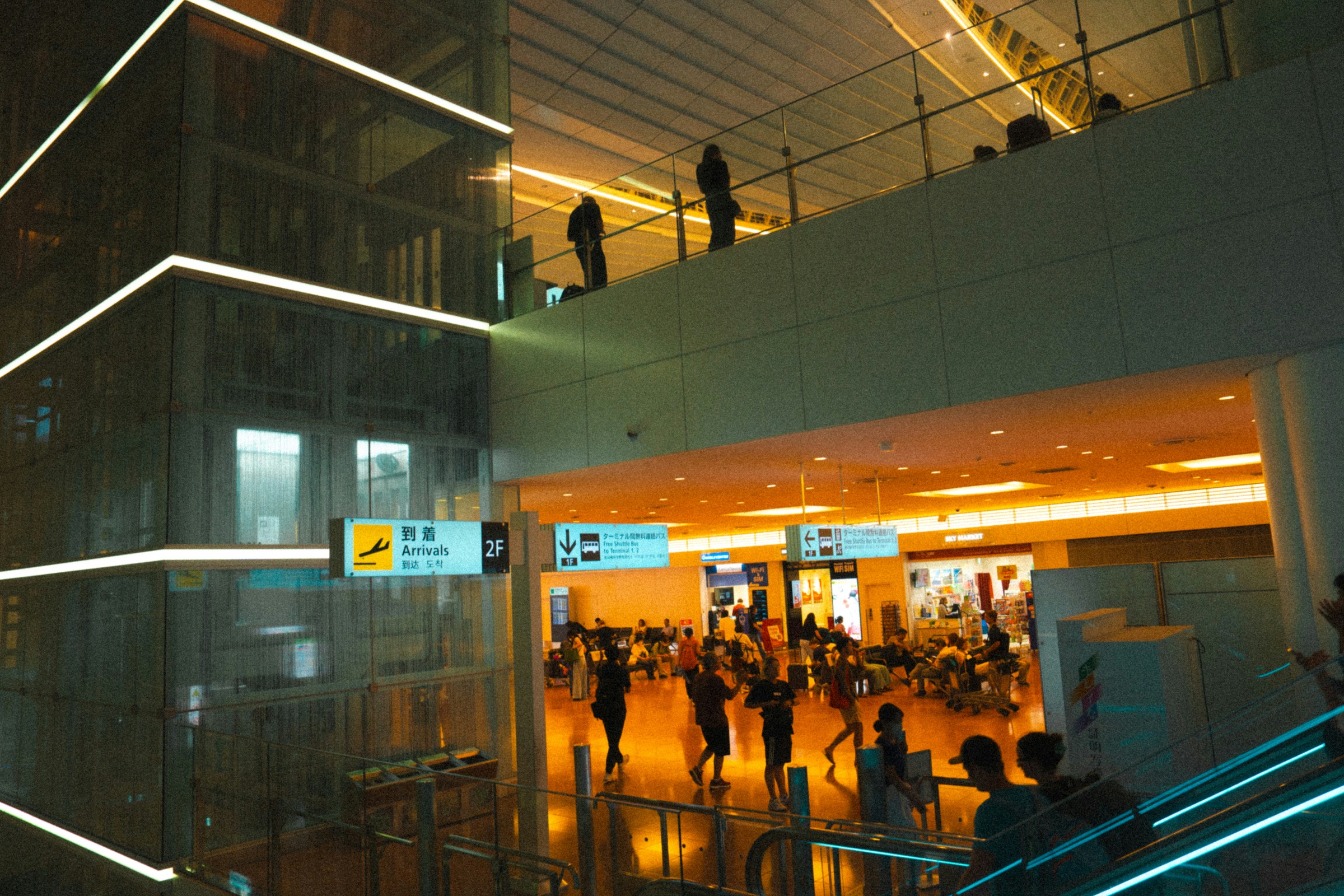 하네다공항 에스컬레이터를 오가는 여행객