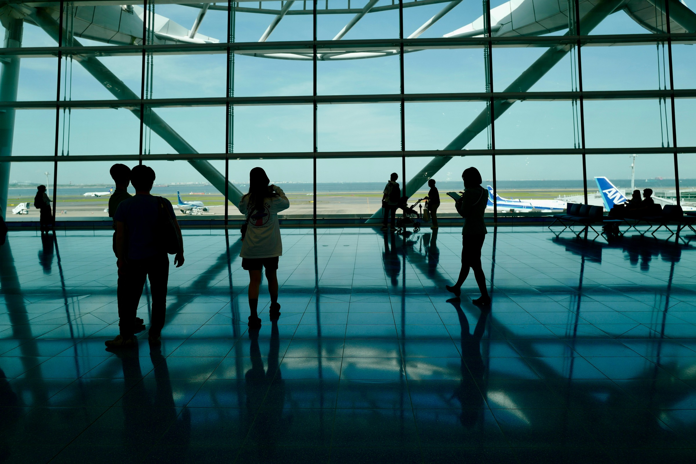 하네다공항 터미널 창가에 선 여행객