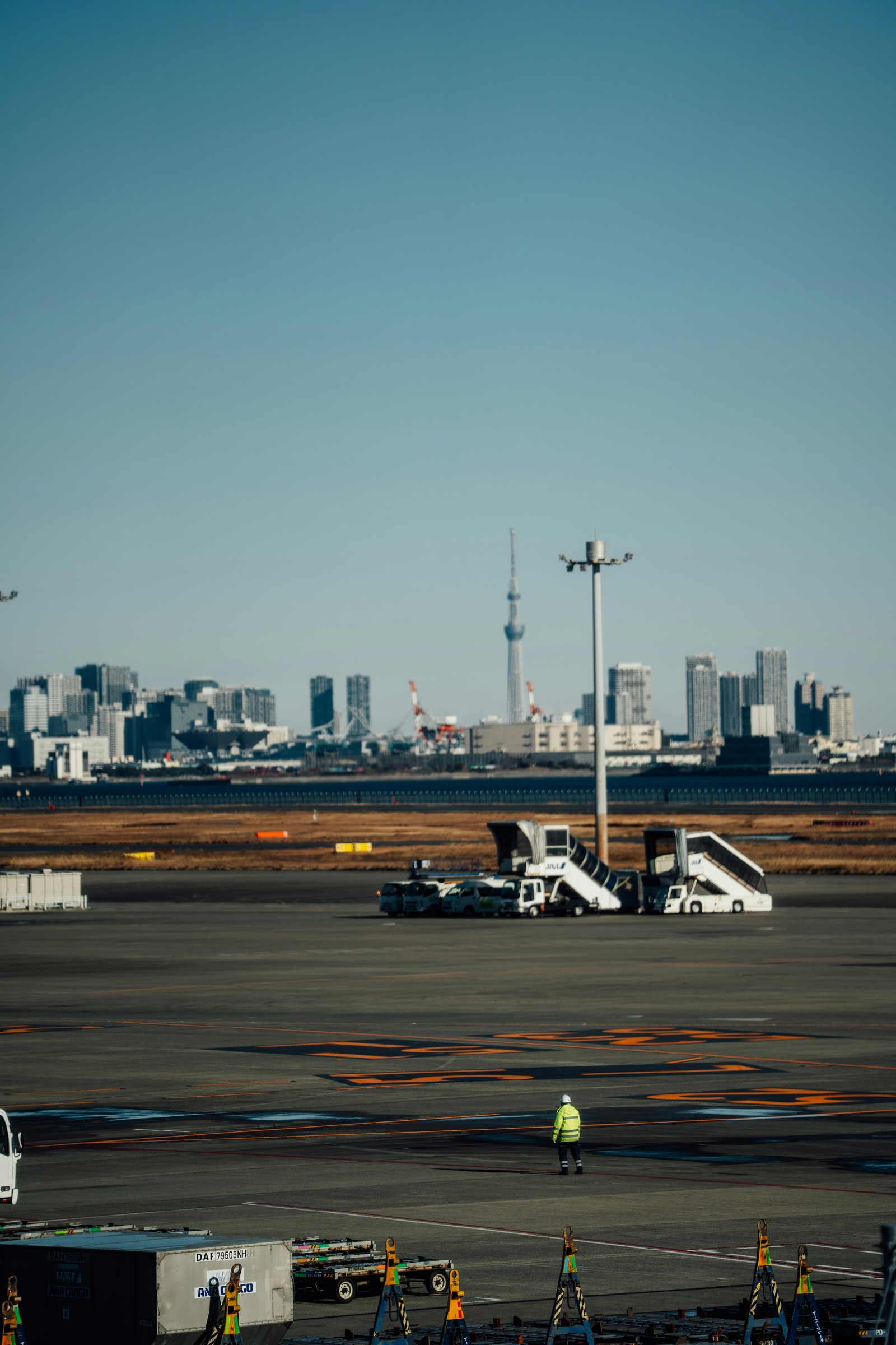 하네다공항 주기장과 멀리 보이는 도쿄 도심