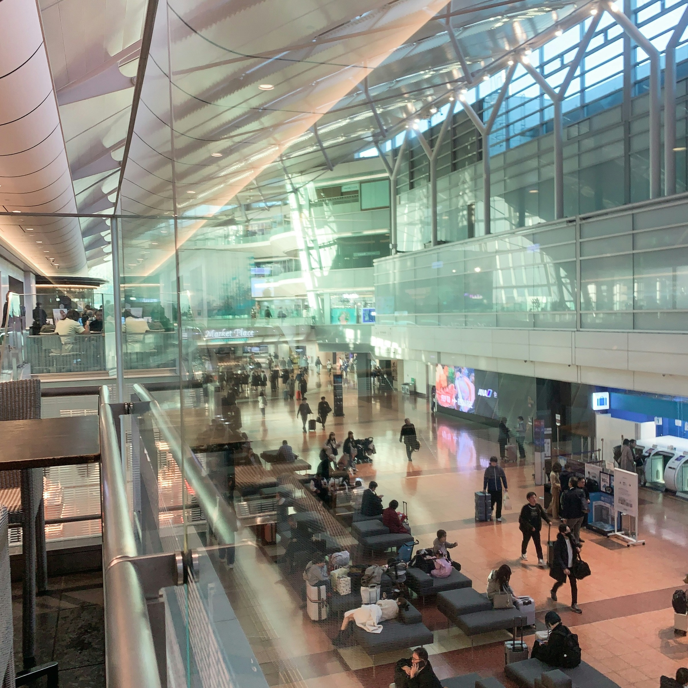 하네다공항 제1터미널에서 이동하는 여행객