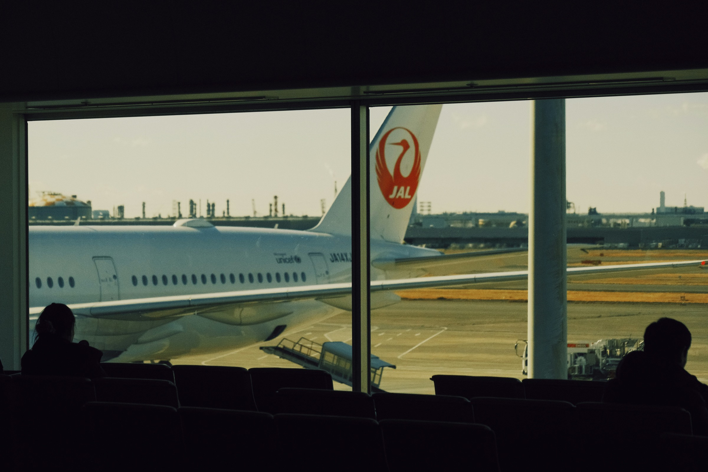 하네다공항 탑승구에 연결된 여객기