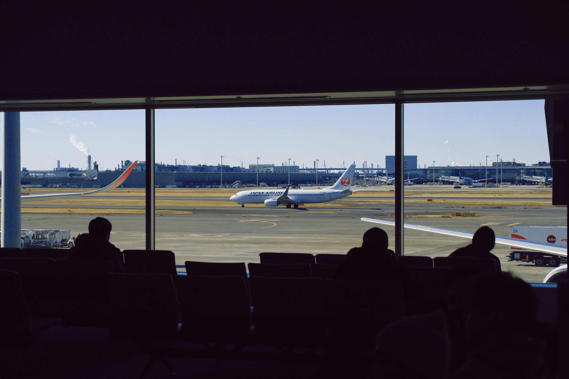 하네다공항 대합실 창밖으로 보이는 여객기