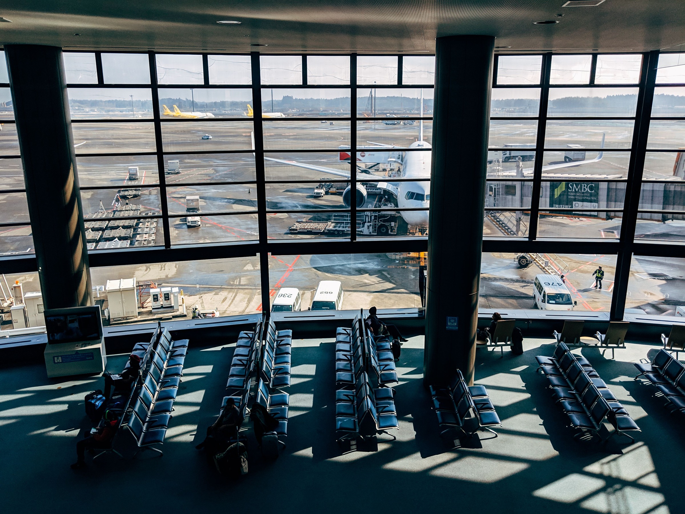 도쿄 공항 터미널 창가에서 바라본 항공기