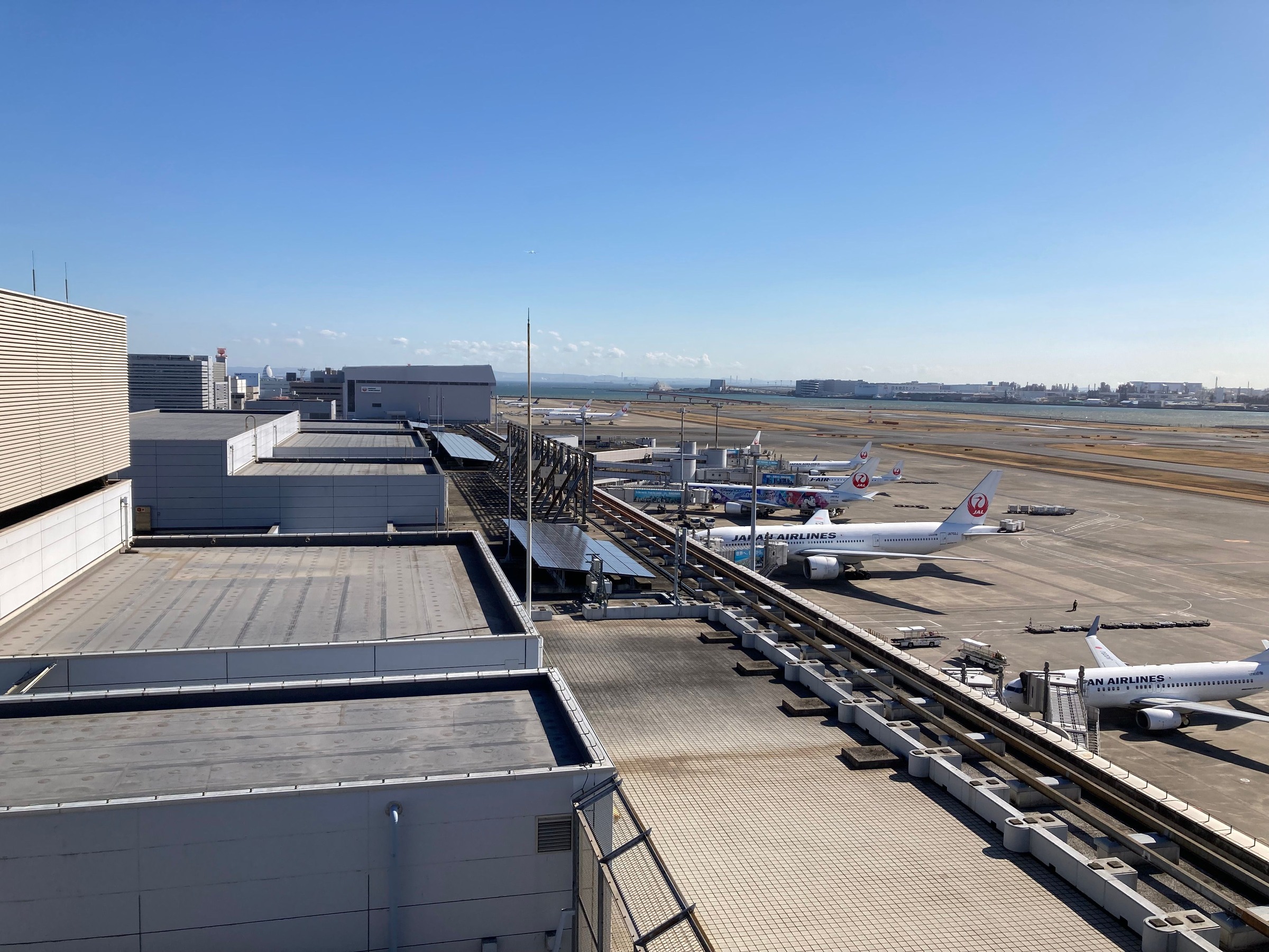 하네다공항 터미널에 주기된 항공기