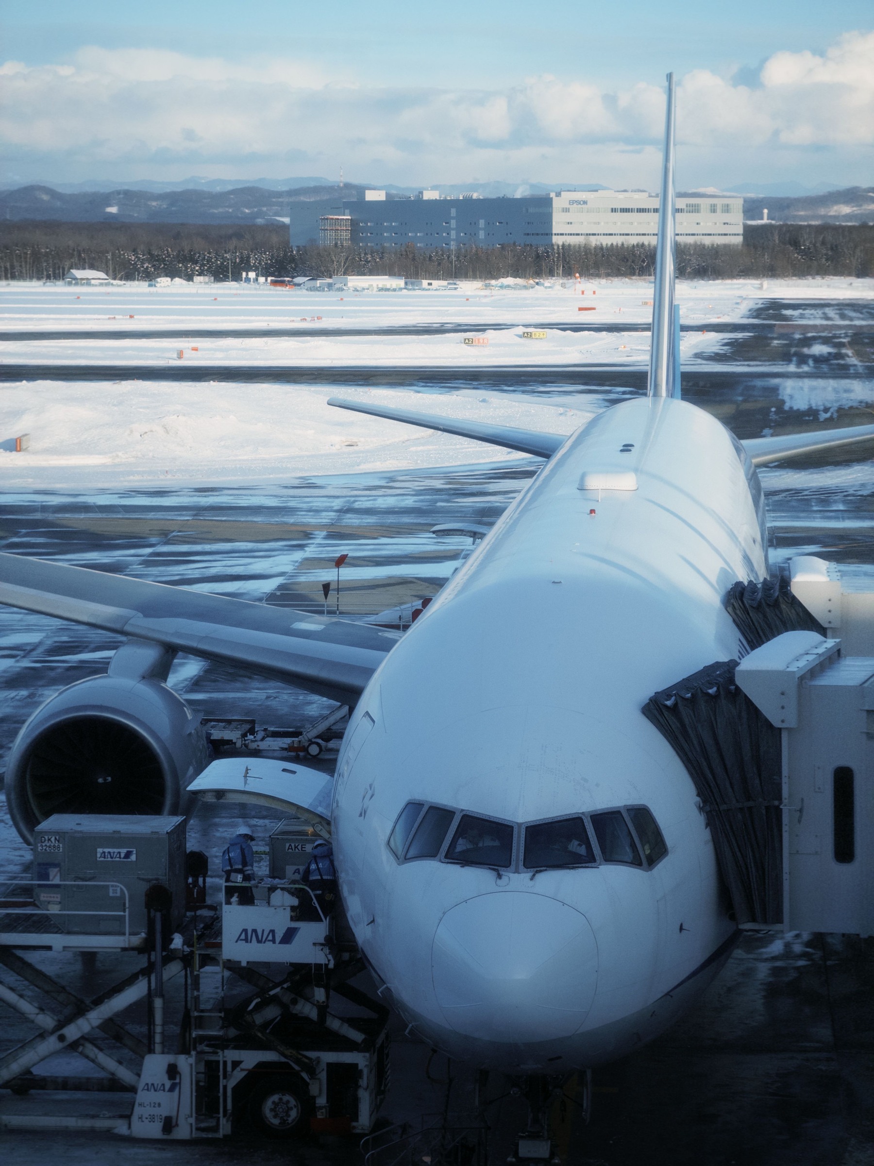 겨울 삿포로 공항 게이트의 여객기