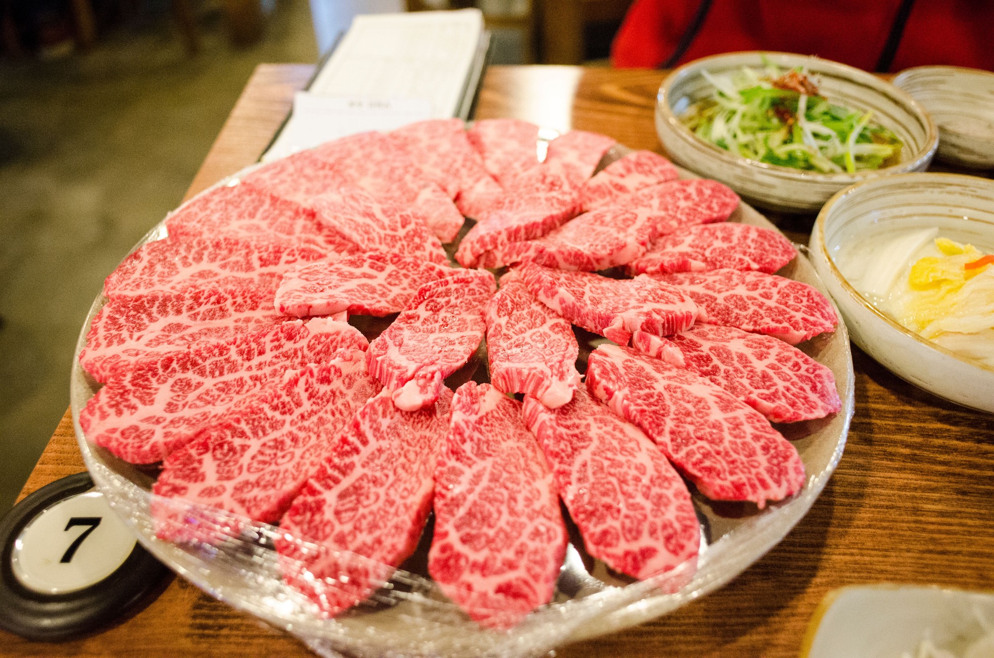 라운드 후 개별 식사 선택을 보여주는 소고기 요리