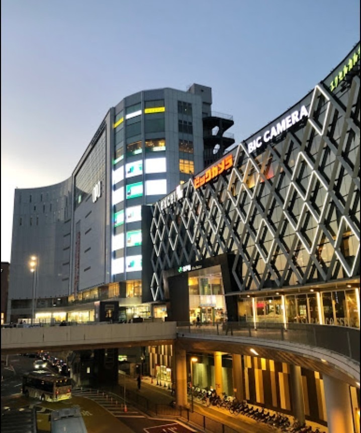 미토역 앞 상업시설의 저녁 외관
