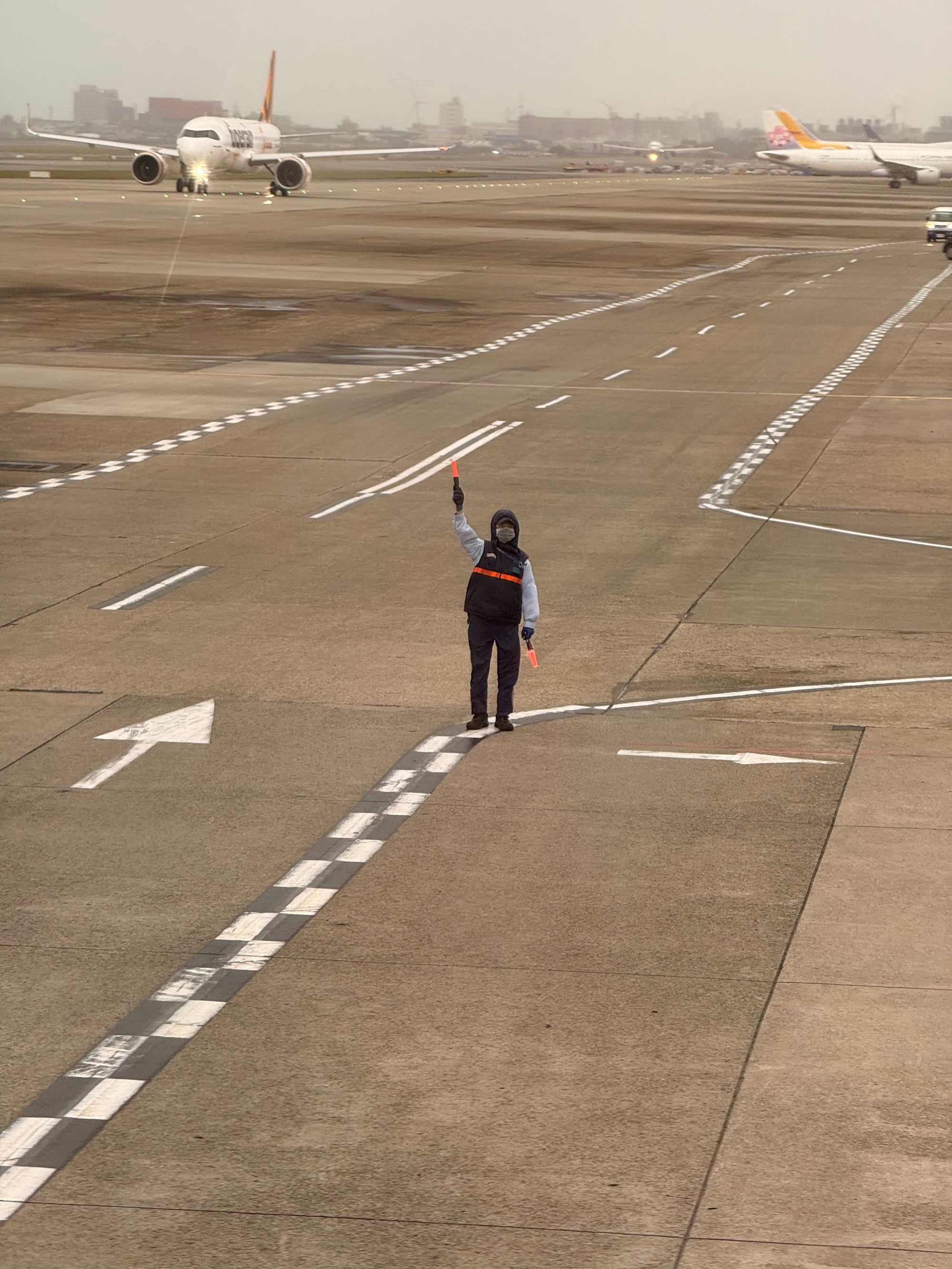 공항 활주로에서 항공기를 유도하는 지상 직원
