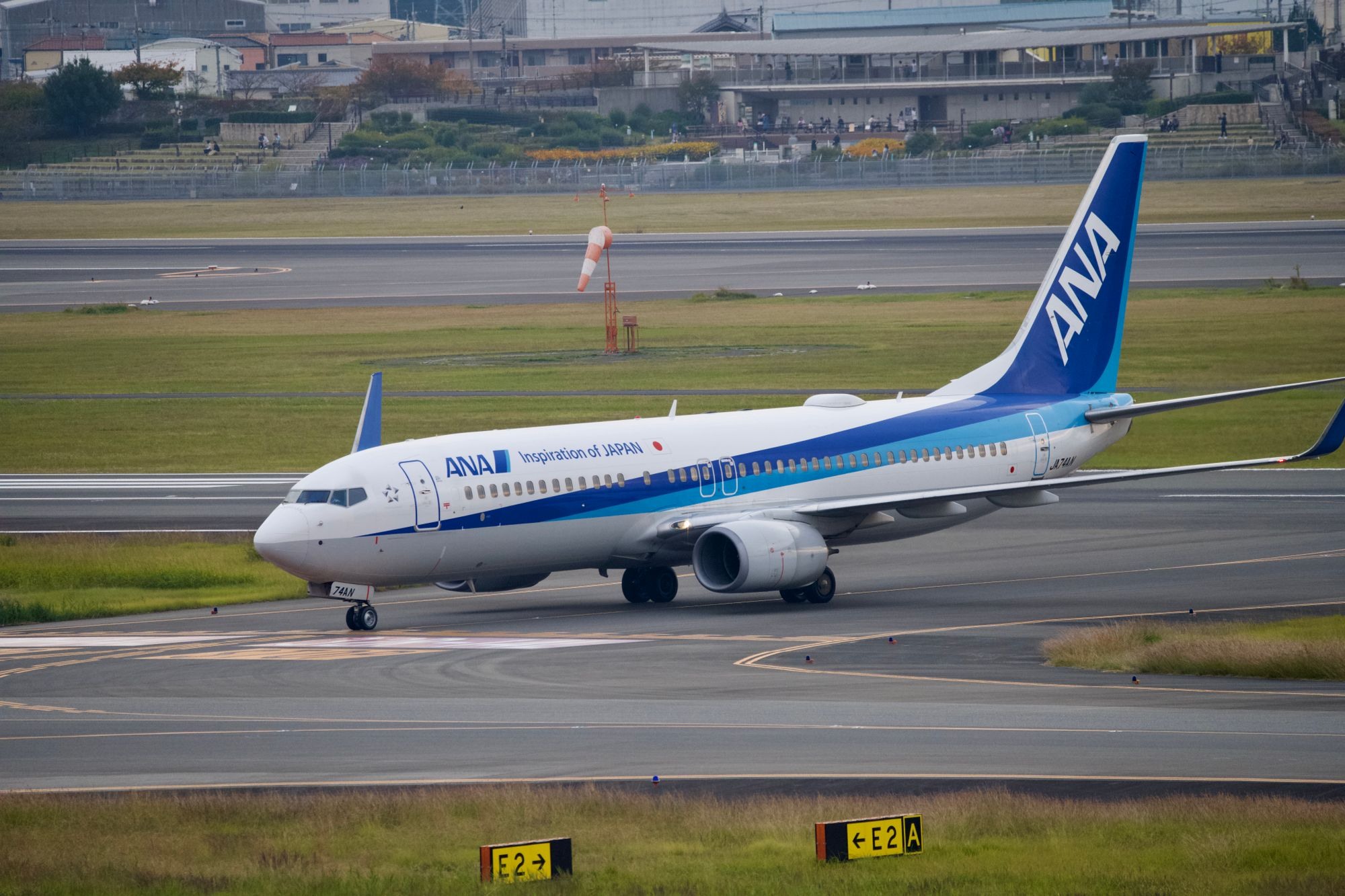 일본 공항 활주로를 이동하는 ANA 여객기