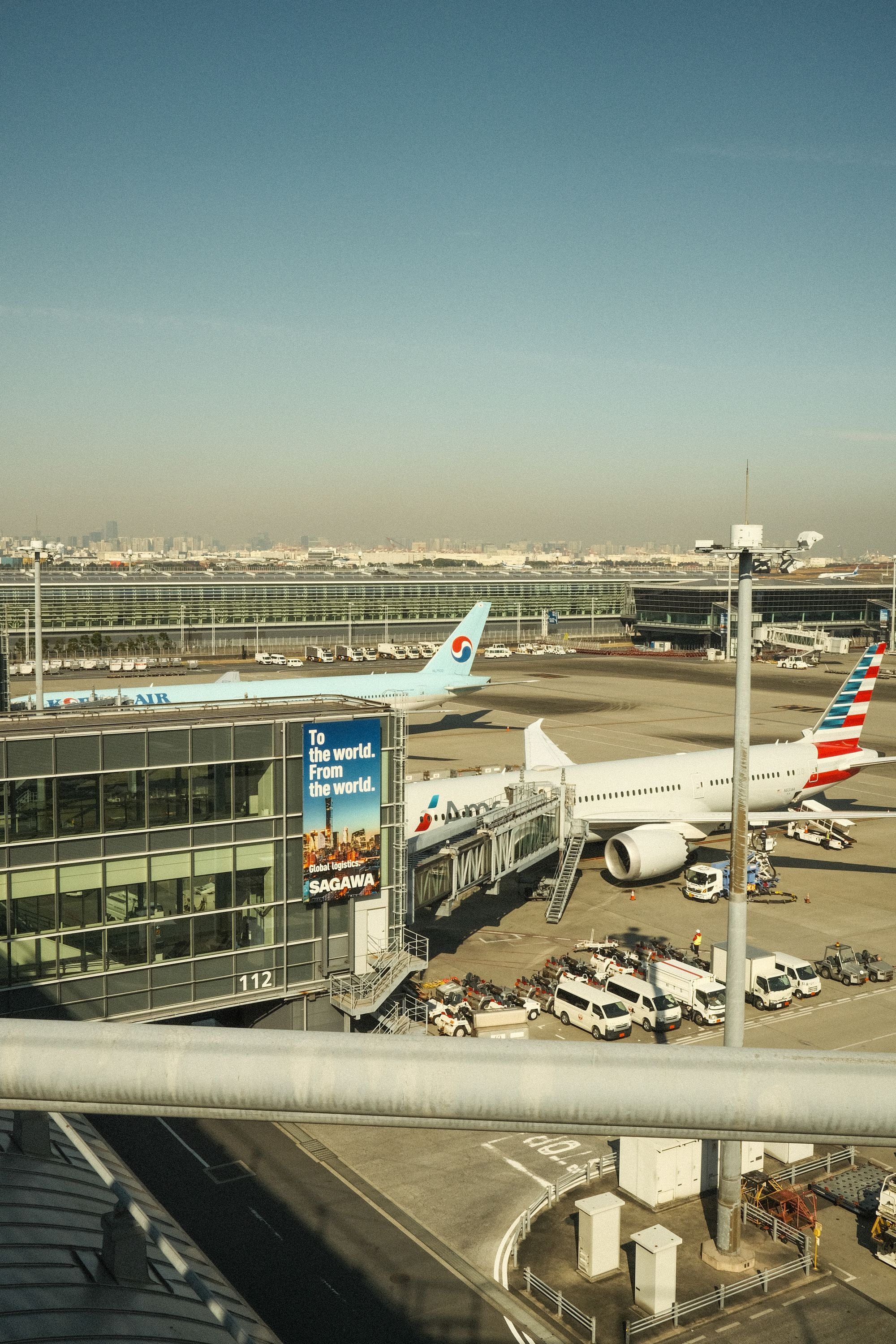 공항 터미널과 주기장에 늘어선 여객기들