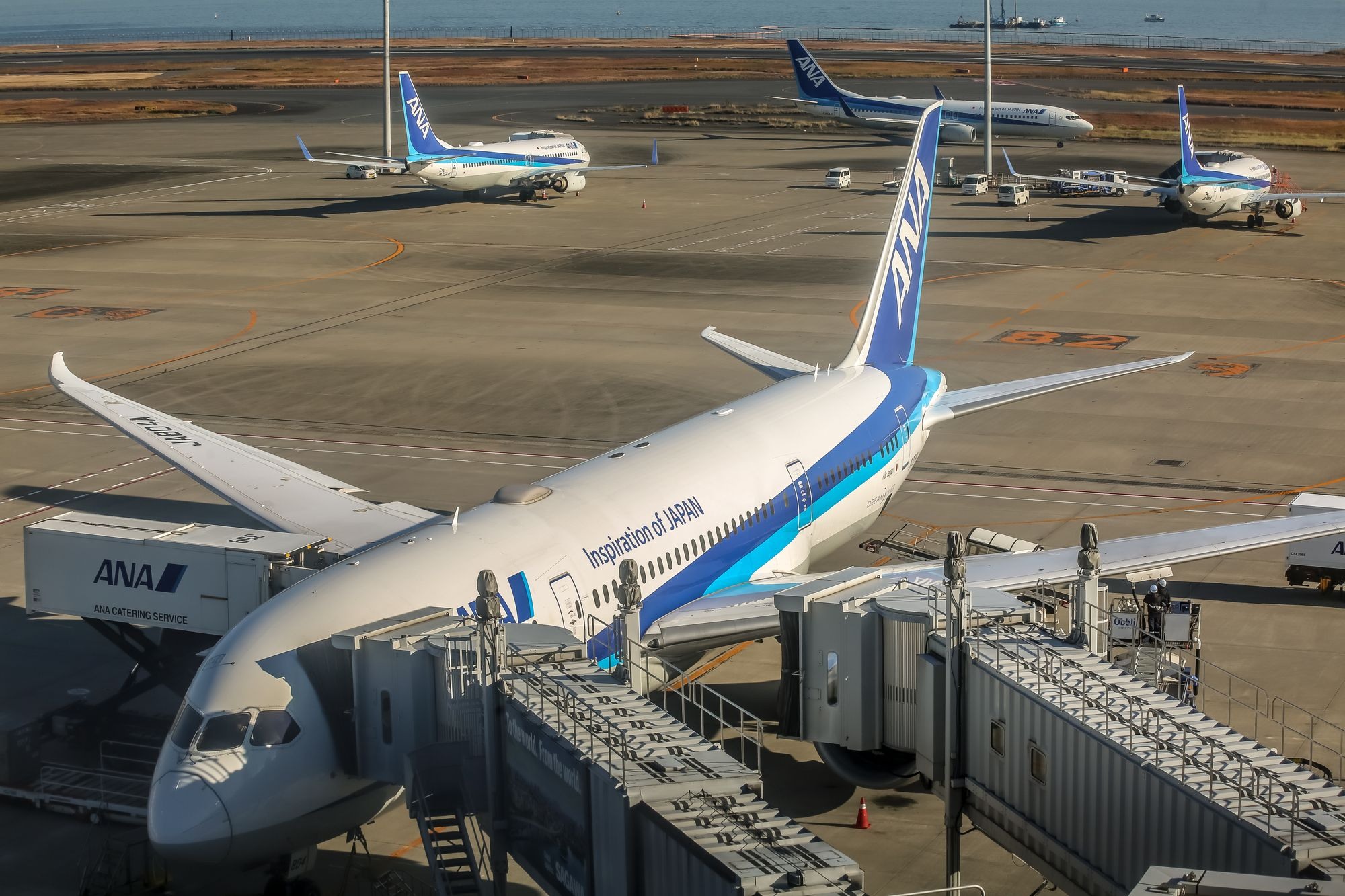 공항 터미널 탑승교와 여객기