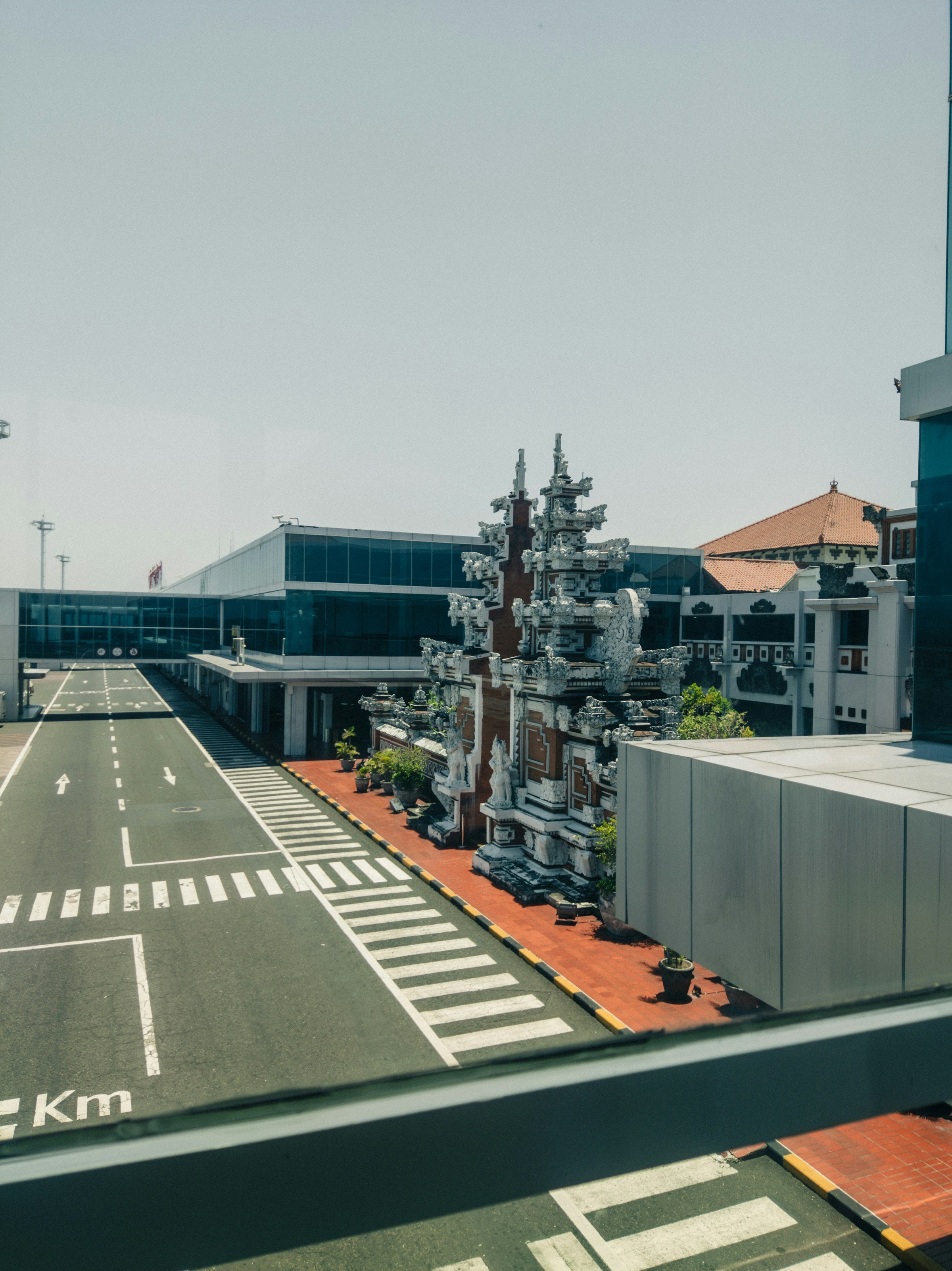 발리 응우라라이 국제공항 진입로와 전통 양식 건축
