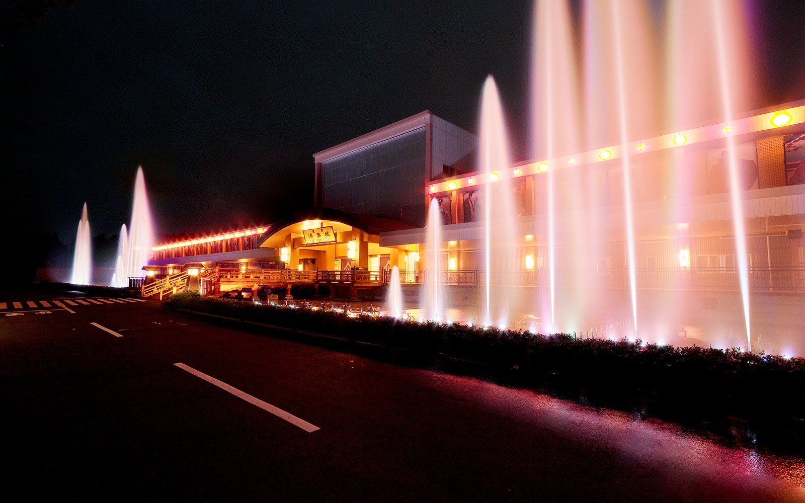 International Resort Hotel Yurakujo 야간 조명과 입구
