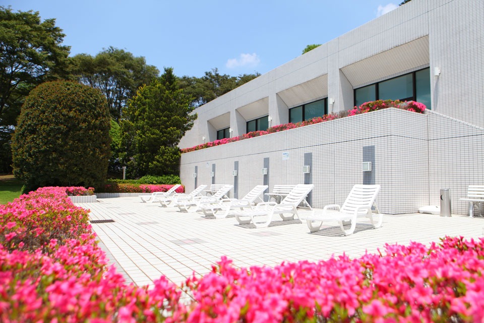 International Resort Hotel Yurakujo 정원과 본관 외관