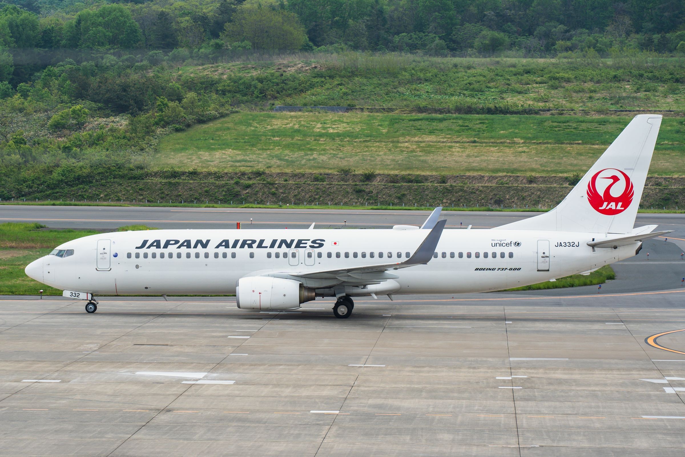 JAL 보잉 737이 활주로를 이동하는 장면