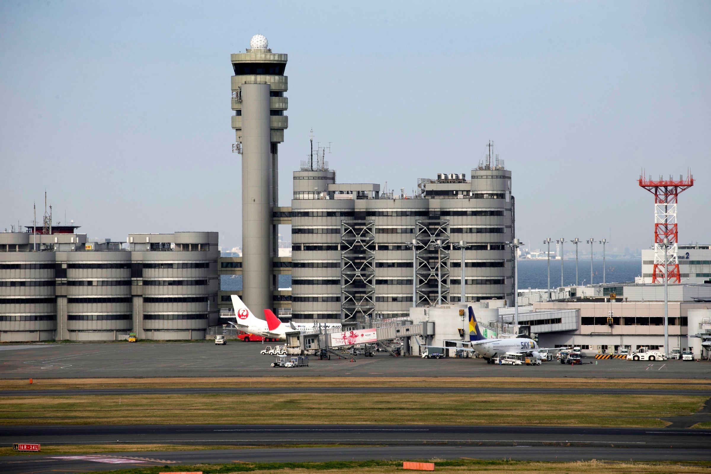 도쿄 하네다공항 터미널과 활주로 전경