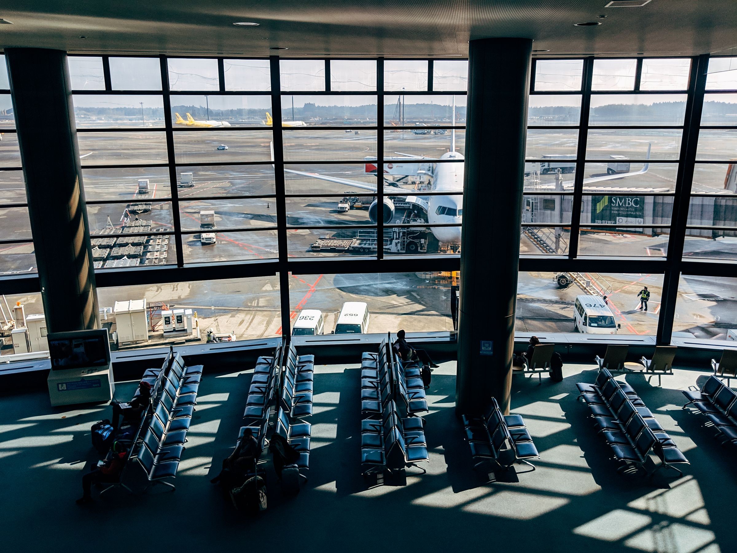 하네다공항 터미널 창가에서 바라본 계류장