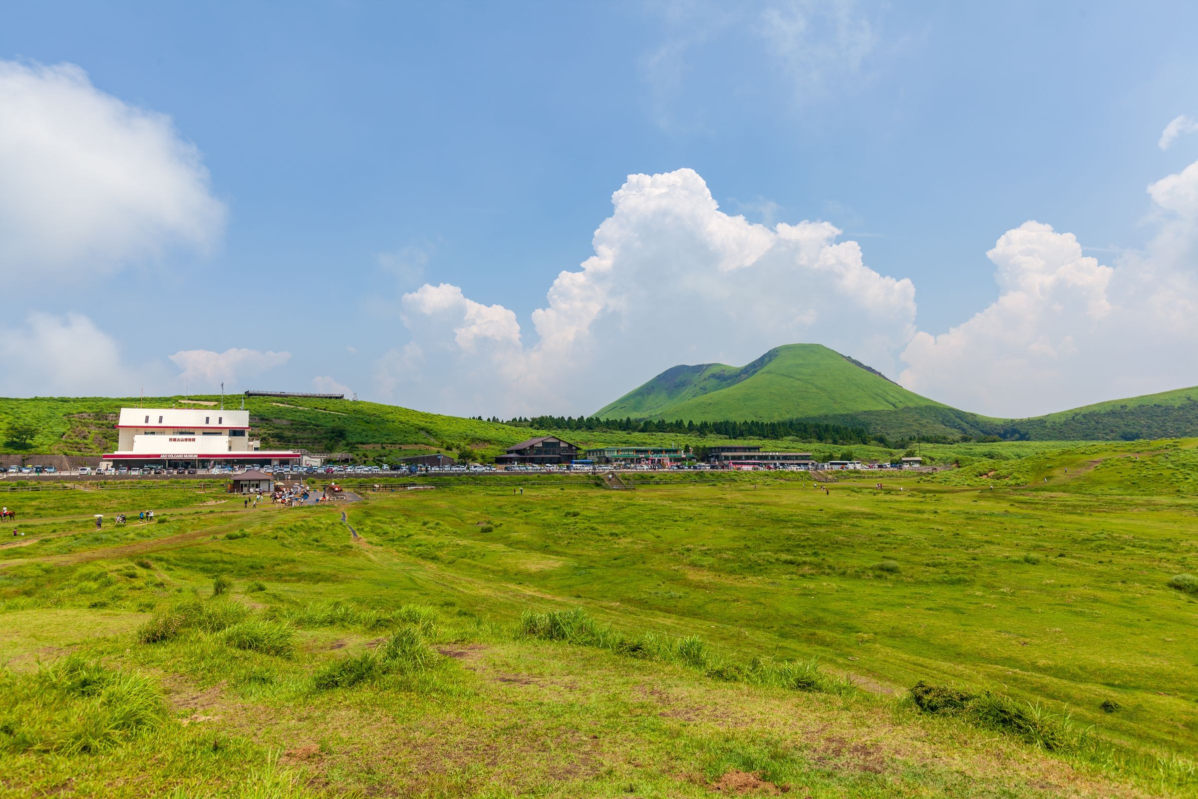 구마모토 아소 지역의 초원과 산 능선