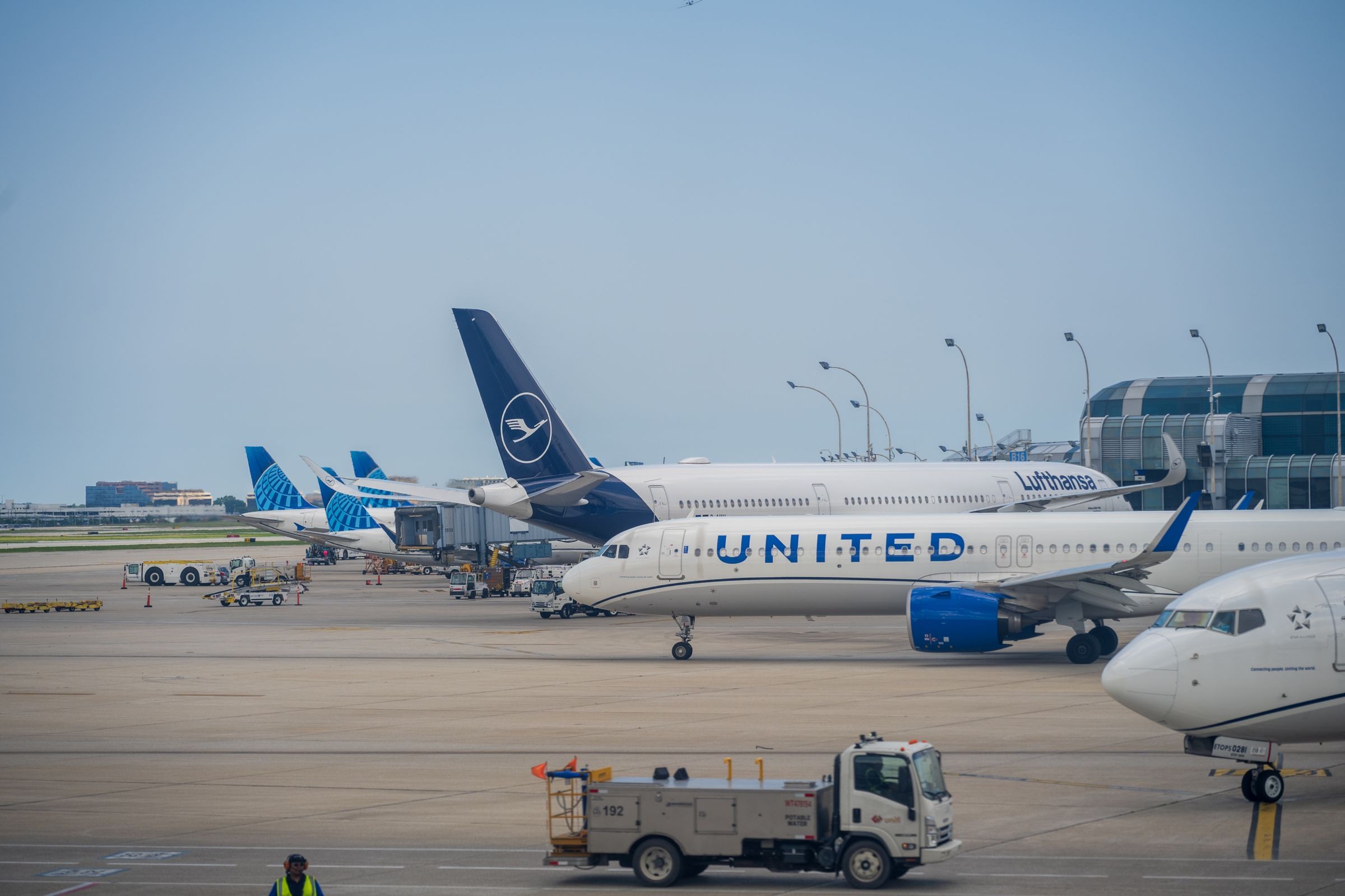 나리타공항 터미널과 활주로의 여객기
