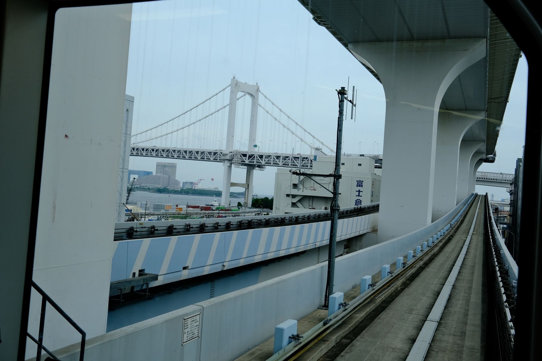 도쿄 레인보브리지 주변 철도와 도심 풍경