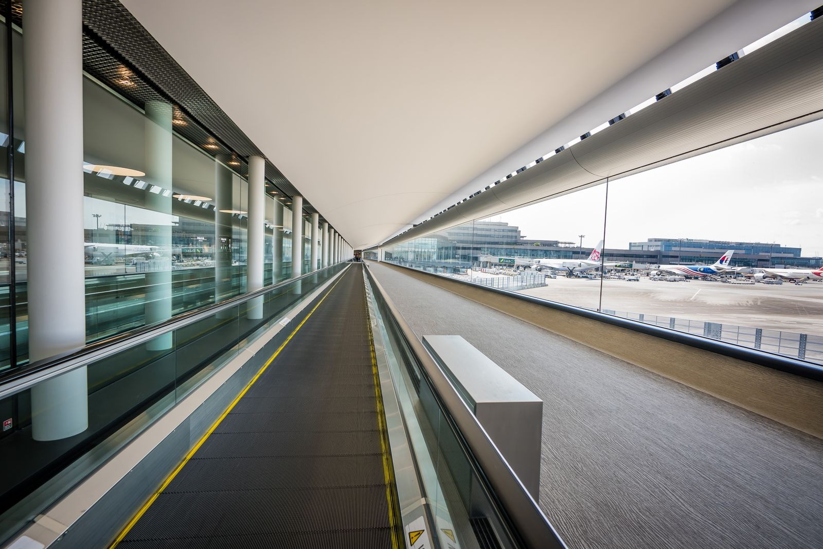 일본 공항 터미널의 이동 통로와 창밖 항공기