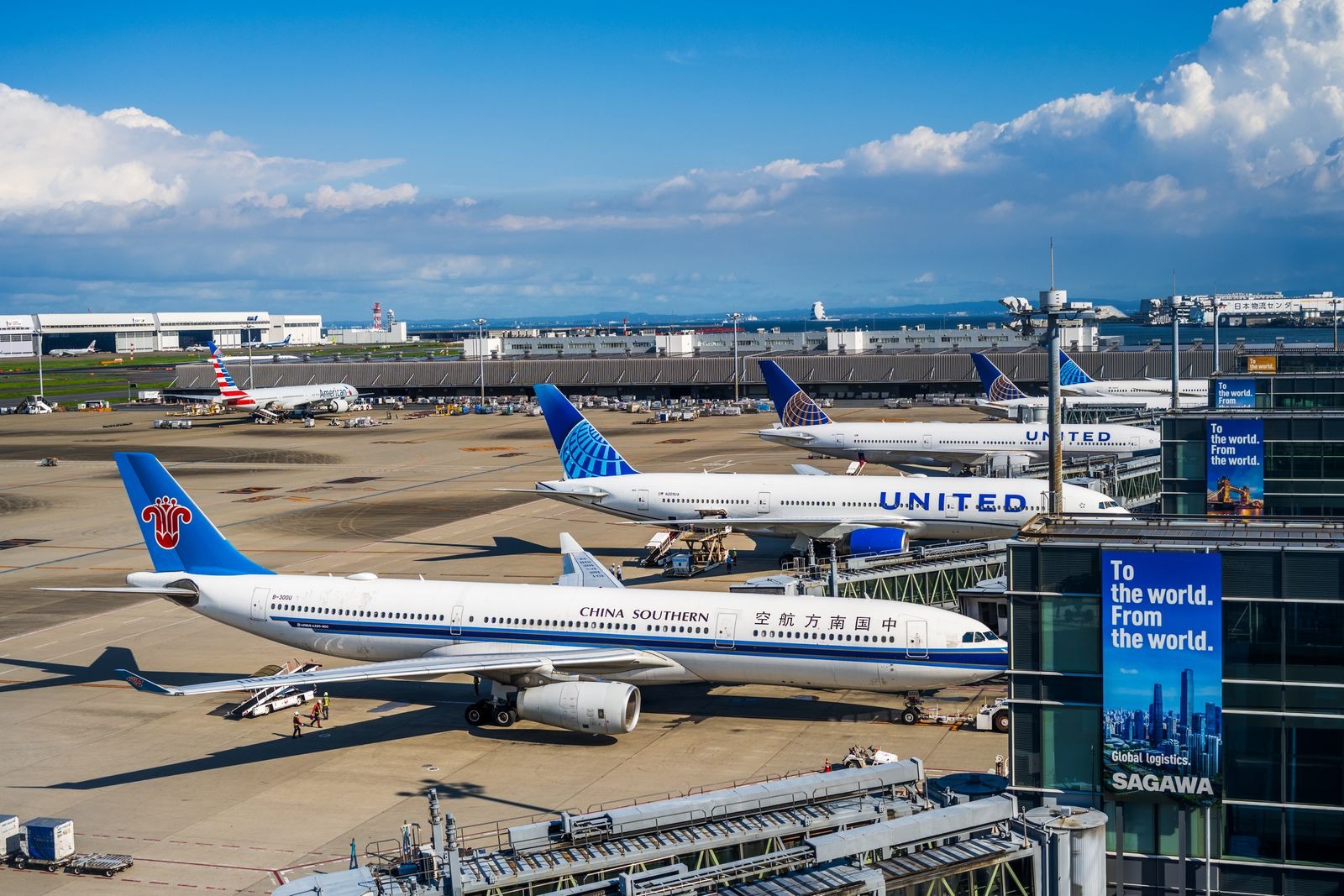 나리타국제공항 활주로와 항공기