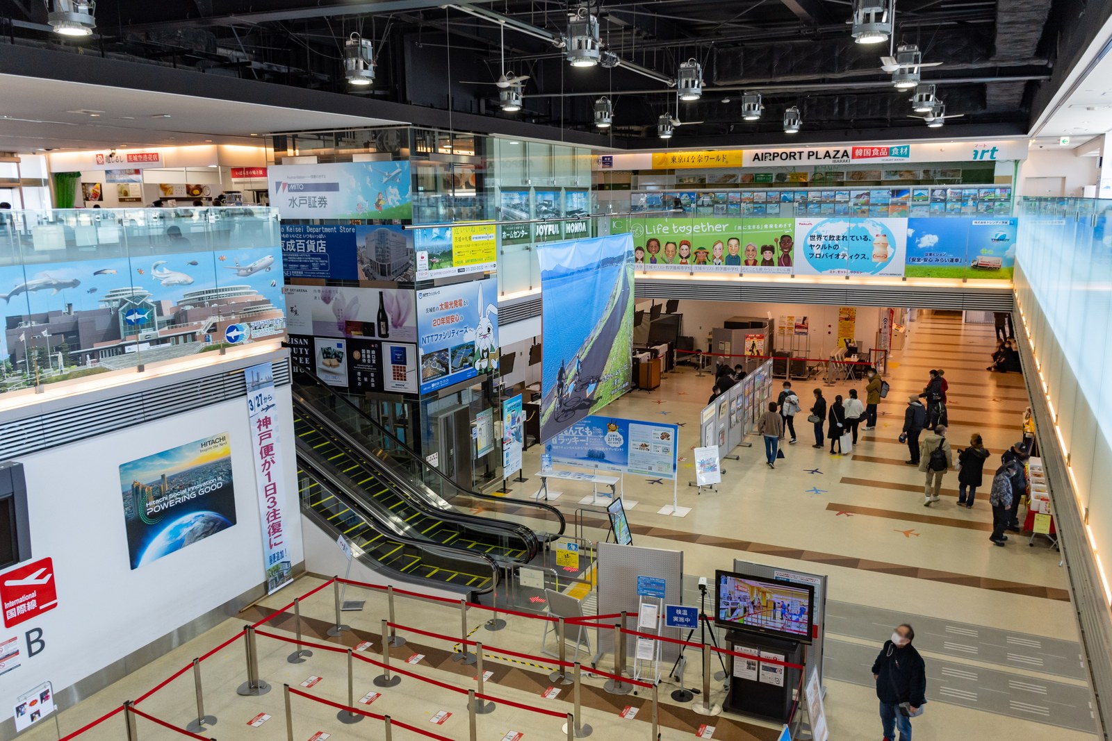 일본 이바라키공항 여객터미널의 밝은 내부 전경