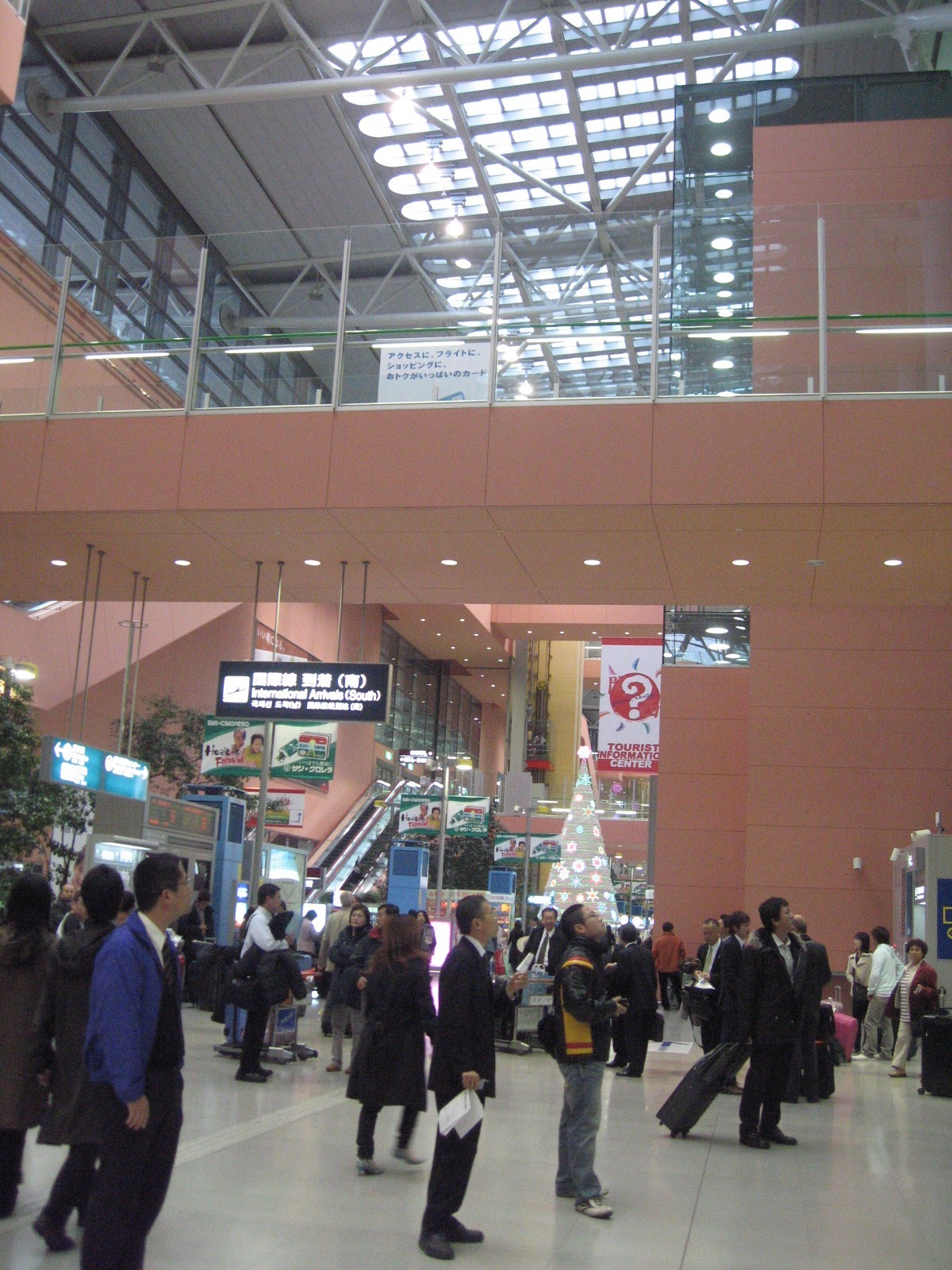 일본 입국심사 질문 안내 이미지 03 - 일본 공항 도착홀