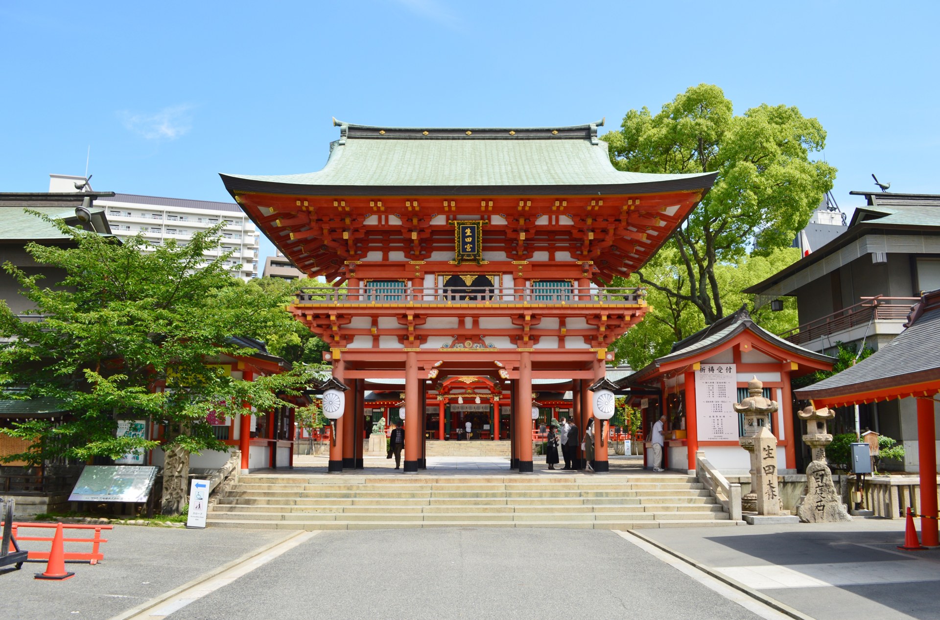 Ikuta Shrine은 도심 속 빨간 문으로 동선의 쉼표가 됩니다