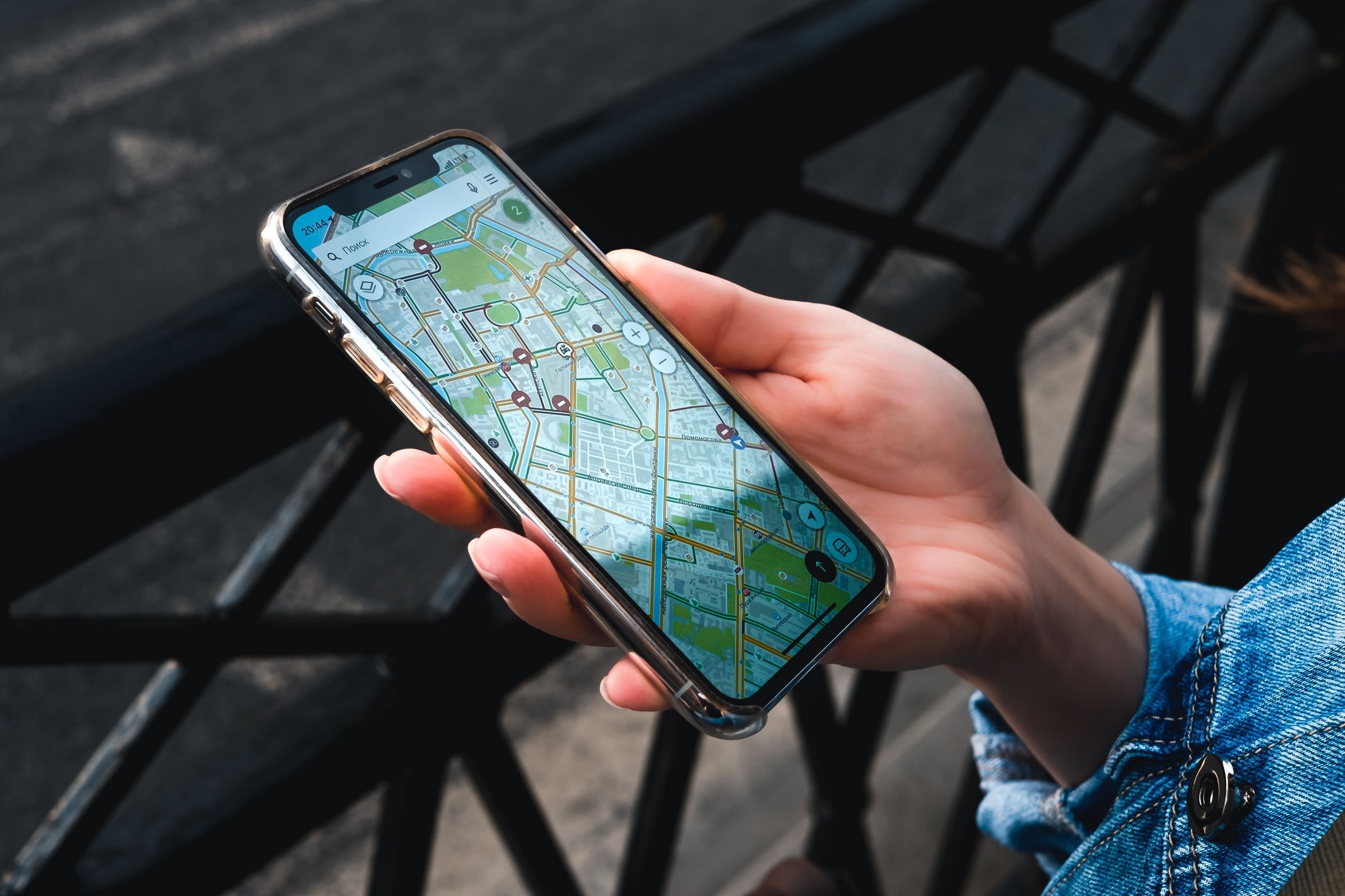 야외에서 지도 앱을 보는 스마트폰 사용 모습