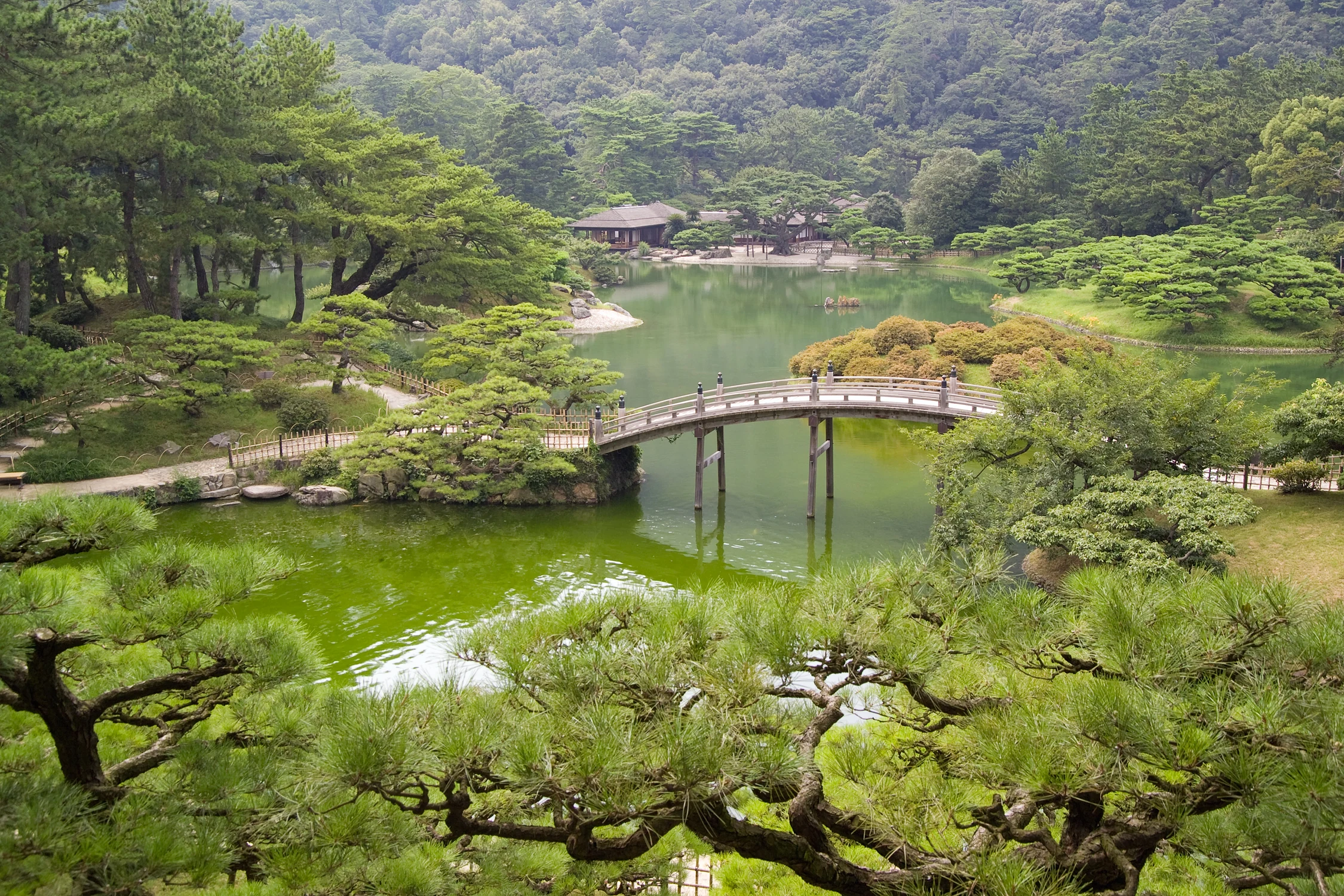리무진버스 정류장이 있는 리쓰린공원 권역